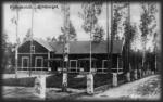 År 1902 hade gruvledningen anhållit om en särskild skola för ett 30-tal barn för vilka skolvägen till Gonäs var alltför lång. 1903 uppfördes en småskola och 1907 beslutade man att inrätta en folkskola i Blötberget.